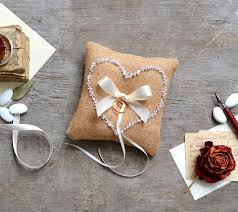 Cuscino portafedi uncinetto romantico e particolare da realizzare e personalizare come più ti piace, i miei cuscinetti l'ho realizzati senza per chiudere e fermare le fedi. Cuscino Porta Fedi Juta Con Cuore