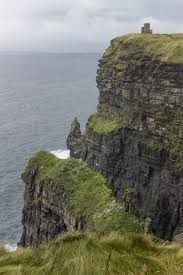Elle est la plus jeune grimpeuse à avoir accomplit cet exploit et à gravir les 900 mètres de la paroi, en cinq jours ! Visiter Les Falaises De Moher En Irlande Infos Guide Pratique Hashtag Voyage