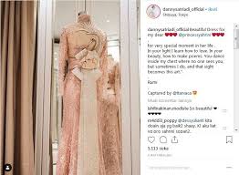 Kini ada banyak vendor desain dan cetak undangan nikah online dengan beragam desain dan kreativitas. Desainer Danny Satriadi Akhirnya Beberkan Detail Baju Nikah Syahrini Reino