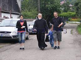 ( se afla in satul strambu, com. Preotul Din JudeÅ£ul Suceava Care A Devenit Un Cleopa Printre Miile De Credinciosi Suceavanews Ro