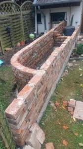 Sichtschutz Mit Hochbeet Aus Alten Backsteinen Bauanleitung Zum Selberbauen 1 2 Do Com Deine Heimwerker Communit Hochbeet Gartenmauern Natursteine Garten