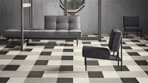 Black And White Checkered Linoleum Flooring Desenli Yer Karolari Ile Evinizin Estetigini Gelistirin With Images Marmoleum Linoleum Flooring Modular Tile
