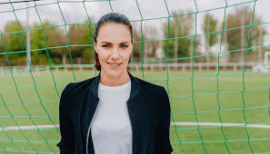 Esther Sedlaczek: Nach 10 Minuten Fußball sagt meine Tochter: „Lass uns  rausgehen!“ - FUMS Magazin