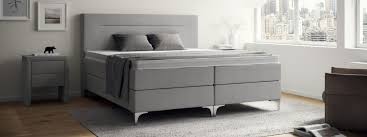 Bequemes doppelbett mit einem eleganten samtbezug in grau. Bett In Grau