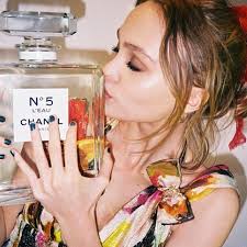 The daughter of johnny depp and longtime chanel ambassador vanessa paradis fronts the house's campaign for its new perfume, n°5 l'eau. Die Neue Chanel Kampagne Mit Lily Rose Depp