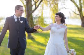 We set our wedding date for april 26, 2014, and hoped for the very best, but on december 9, 2013, my sister passed away. Hochzeit Im April Wie Heiraten Im Fruhling Aussehen Kann
