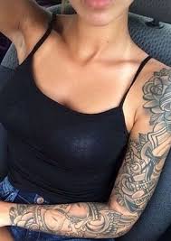 Although small, dainty designs have their appeal, a sleeve piece makes much more of an impact, as it covers the whole arm, right up to the wrist. Betoverende Mouw Tatoeages Voor Vrouwen Tips En Ideeen Beautiful Tattoos For Women Feminine Tattoo Sleeves Girls With Sleeve Tattoos