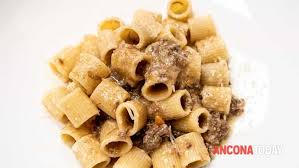 Infine gli champignon hanno un basso contenuto calorico (20 kcal per 100g). Piatti Tipici Marchigiani Mezze Maniche Al Ragu Di Scottona La Ricetta