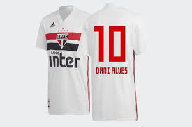 Daniel alves da silva‏)، (مواليد 6 مايو 1983)، والمعروف باسم داني ألفيس.هو لاعب كرة قدم برازيلي.يلعب بمركز الظهير الأيمن مع نادي ساو باولو والمنتخب البرازيلي. Ø±Ø³Ù…ÙŠØ§ Ø¯Ø§Ù†ÙŠ Ø£Ù„ÙÙŠØ³ ÙŠÙ†ØªÙ‚Ù„ Ø¥Ù„Ù‰ Ø³Ø§Ùˆ Ø¨Ø§ÙˆÙ„Ùˆ ÙŠÙ„Ø§ÙƒÙˆØ±Ø©