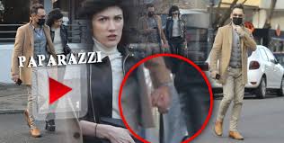 Perechea a ieșit la cumpărături în timp ce ploua, viviana mărturisind: RÄƒzvan Simion È™i Iubita Gesturi Tandre In Miezul Zilei Matinalul Se DÄƒ Peste Cap Pentru O IeÈ™ire PerfectÄƒ Cu Bruneta Paparazzi Spynews Ro