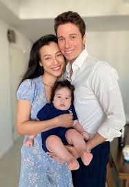 Mối quan hệ giữa hoàng thùy linh và vĩnh thụy từ lâu đã luôn được truyền nhưng rồi sau đó, cả hoàng thùy linh và vĩnh thụy đều bị các khán giả vây quanh để chụp ảnh khiến hai người phải tách ra. Ng4h1bavs0sxum