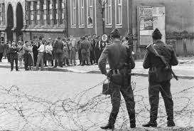 Die berliner mauer, in der ddr auch als «befestigte staatsgrenze» oder (propagandistisch) als «antifaschistischer schutzwall» bezeichnet, war august 1961 beginnt der mauerbau. Mauerbau 13 August 1961 Chronik Der Mauer