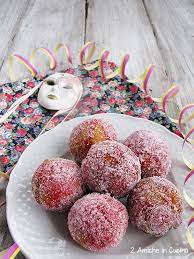 When all of the struffoli are fried, gently heat the honey just to a simmer in a large shallow saucepan. Strufoli Ricetta Tipica Della Cucina Umbra Per Il Carnevale