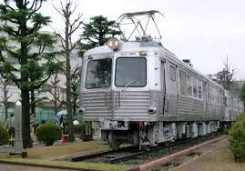 横浜製作所に保存されている東急5200系 日本で初めて車体外側にステンレスを採用した 写真の左端は1月に設置された ステンレス車両発祥の地 の記念碑 鉄道 写真 鉄道車両 車両
