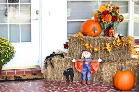 Use hay in your fall decorating from early september through late november, when fall decorations are often replaced with winter decorations. Front Porch Fall Decorations