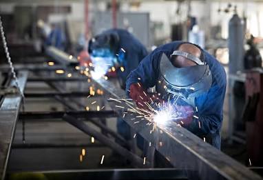 Proces precyzyjnego spawania konstrukcyjnego w naszym zakładzie prefabrykacji metalowej., AI generated