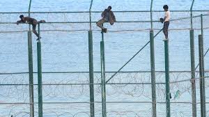 Für die spanischen beamten, die da manchmal durch müssen, um sich mit ihren marokkanischen kollegen kurzfristig abzustimmen. Spanische Exklave Mehr Als 150 Migranten Uberwinden Sechs Meter Zaun Bei Ceuta Welt