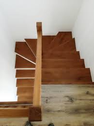 Atelier tamplarie dotat cu utilaje industriale pentru prelucrarea lemnului masiv. Tamplarie Lemn Masiv Deva