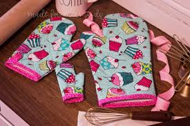 Keep your hands nice and toasty this winter by designing a pair of warm and cozy mittens with this free sewing pattern. Free Pdf Pattern Oven Mitt Pattern For Adults Kids Dolls
