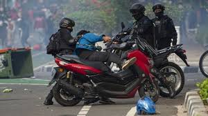 Finishing bisa menggunakan kancing, resleting, kancing knop atau perpaduan diantara ketiga bahan tersebut. Omnibus Law Demo Tolak Uu Cipta Kerja Di 18 Provinsi Diwarnai Kekerasan Ylbhi Polisi Melakukan Pelanggaran Bbc News Indonesia