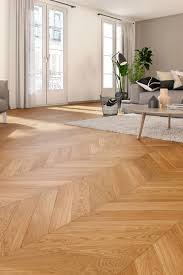 Au Sol Le Parquet Propose De Nombreuses Possibilites Pour Votre Deco Que Ce Soit En Point De Hongrie Biseaute A 40 A In 2020 Floor Design Parquet Design Flooring
