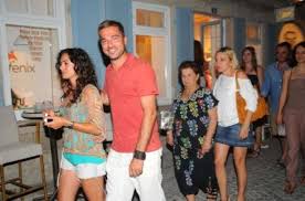 Birkaç yıl öncesinde bir rock grubunda çalan mehmet (engin altan düzyatan) eşinden boşanmış, müziği bırakmış. Engin Altan Duzyatan Ozge Ozpirincci Yi Tamamen Sildi Son Dakika Magazin