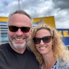 Are strangers allowed to walk through private property with dogs off-leash?