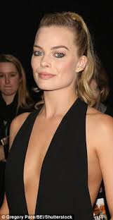 Novas imagens de Margot Robbie como Elizabeth I para longa de época