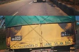 Nyatanya hal seperti ini juga ditemui di sepeda motor, terutama milik kurir barang. 10 Tulisan Di Bak Truk Ini Lucunya Bikin Ngakak Seharian Mobimoto Com