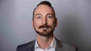 De bie stond erbij zoals hij eigenlijk de hele verkiezingscampagne was: Bart Van Der Werf Is Lijsttrekker Voor Forum Voor Democratie Rtv Noord