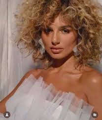 Hi! My name is Kellie Calhoun and I am the owner of Makeup by Kellie 💄I am  a traveling/studio makeup artist and would love to be apart of your day! I  offer