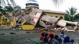 Banyak dari netizen yang menyebarluaskan informasi soal gempa, banyak juga yang menyampaikan doa. Tens Of Thousands Displaced Following Aceh Earthquake News Dw 10 12 2016