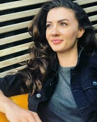 Hacettepe üniversitesi ankara devlet konservatuvarı tiyatro bölümü mezunu olan özberk, i̇lk ekran deneyimini 2013 yılında muhteşem yüzyıl dizisinde yaşamış, bu dizide huricihan sultan karakterini canlandırmıştır. Burcu Ozberk Kimdir