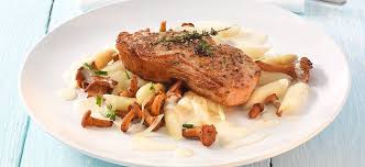 Spargel Pfifferling Ragout Mit Kalbssteak Rezept Rezepte Pfifferlinge Lebensmittel Essen