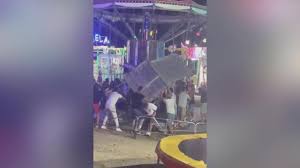 Gallipoli, cede una giostra del luna park: feriti un bambino di 9 anni e un  14enne - la Repubblica