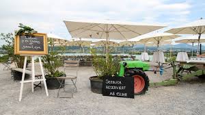 Die aussicht darauf, den kindern zeigen zu können, woher das schnitzel zum mittag oder das ei zum frühstück kommt und welchen weg der mais zurücklegt, bis er im salat landet, lockt vor allem familien auf das land. Hochzeit Auf Dem Bauernhof Feiern Rustikale Romantik Bei Jucker Farm