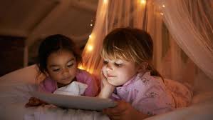 Il y a la photo d'un avion dans le bureau. Dormir Chez Un Copain Magicmaman Com