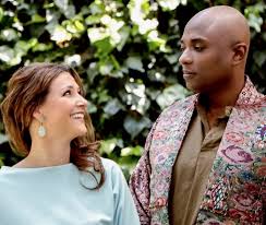 Eldre som får massasje sover bedre og noen trenger mindre. Shaman Durek Norsk Sjaman Sjef Haper Pa Storslagent Shotoe