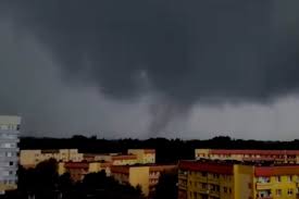 Największe zniszczenia poczyniła w miejscowościach librantowa i koniuszowa. Nad Polskim Miastem Przeszla Nietypowa Traba Powietrzna To Bardzo Rzadkie Zjawisko W Polsce Natemat Pl