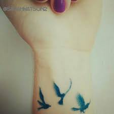 Mein Neues Drei Vogelchen Tattoo Singen Sie Sich Keine Sorgen Um Eine Sache Diytattooperm Little Bird Tattoos Bird Tattoo Wrist Three Birds Tattoo