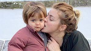 Filho de jessica athayde às gargalhadas a brincar com animais. Filho De Jessica Athayde Exibe O Dedo Do Meio Em Nova Fotografia Da Atriz