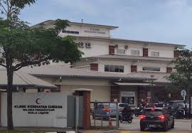 Hiv testi aslen çeşitli sebepler dolayısı ile yalancı pozitiflik verebilir ve kesin sonuç değildir.yanılgı olmaması için bu tarz her test gibi tanımlama eşiği çok düşüktür. Klinik Kesihatan Cheras