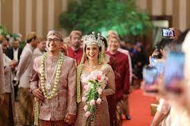Kata batik adalah kependekan dari istilah yang berasal dari. Baju Orang Tua Pengantin Adat Jawa Greatnesia