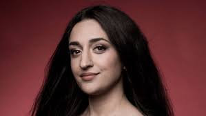 26,846 likes · 3 talking about this. Journalisten Parisa Amiri Blir Ny Programledare For Svt S Kulturmagasin Kobra Nar Programmet Atervander I Host Dn Se
