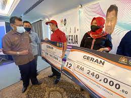 D) memberikan kemudahan pendidikan kepada negara anggota melalui rancangan pelajaran komanwel. Kementerian Pertanian Dan Industri Asas Tani 3 Dimensi Agromakanan