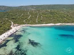 Sakarun je prostrana pješčana plaža duga oko 800 m, otvorena prema pučini jadrana. Zatoka Sakarun Najladniejsza Zatoka Adriatyku Travelstory