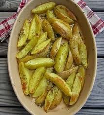 Pommes De Terre Au Four A L Ail Et Au Romarin Pour 4 Personnes 8 Pommes De Terre 2 Gousses D Ail Romari Recettes De Cuisine Pomme De Terre Au Four Cuisine