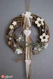 Haltbarer Turkranz Aus Naturmaterialien Weide Kunstbluten Holzblumen Holzscheiben Verschiedene Bander Und Holzblumen Handgemachte Dekorationen Bastelideen