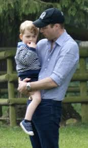 Sfoglia 6.063 prince george 2016 fotografie stock e immagini disponibili, o avvia una nuova ricerca per scoprire altre. George Matches Mummy Prince Wears A Striped Top Like Kate On Day Out Prince George Prince William And Kate Prince William And Catherine
