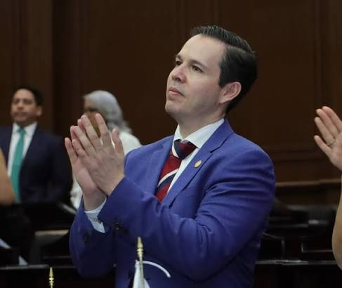 El diputado Alfredo Anaya Orozco rinde su segundo informe de actividades en Michoacán En un breve acto, el diputado local Alfredo Anaya Orozco presentó su segundo informe de actividades legislativas